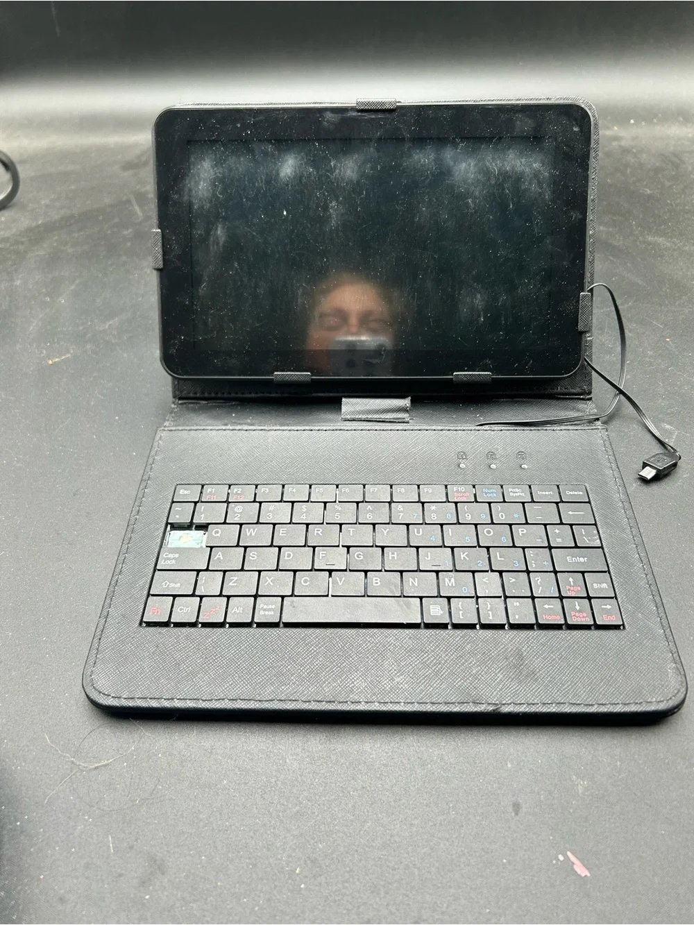 Icraig Portable Tablet Keyboard Folio Case in black with charger